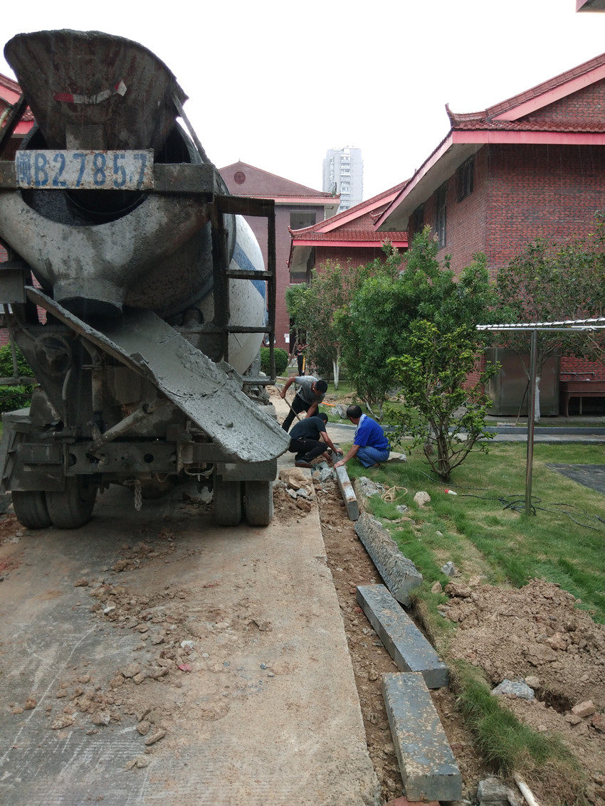 管沟边路沿石恢复及恢复浇筑混凝土路面_副本.jpg